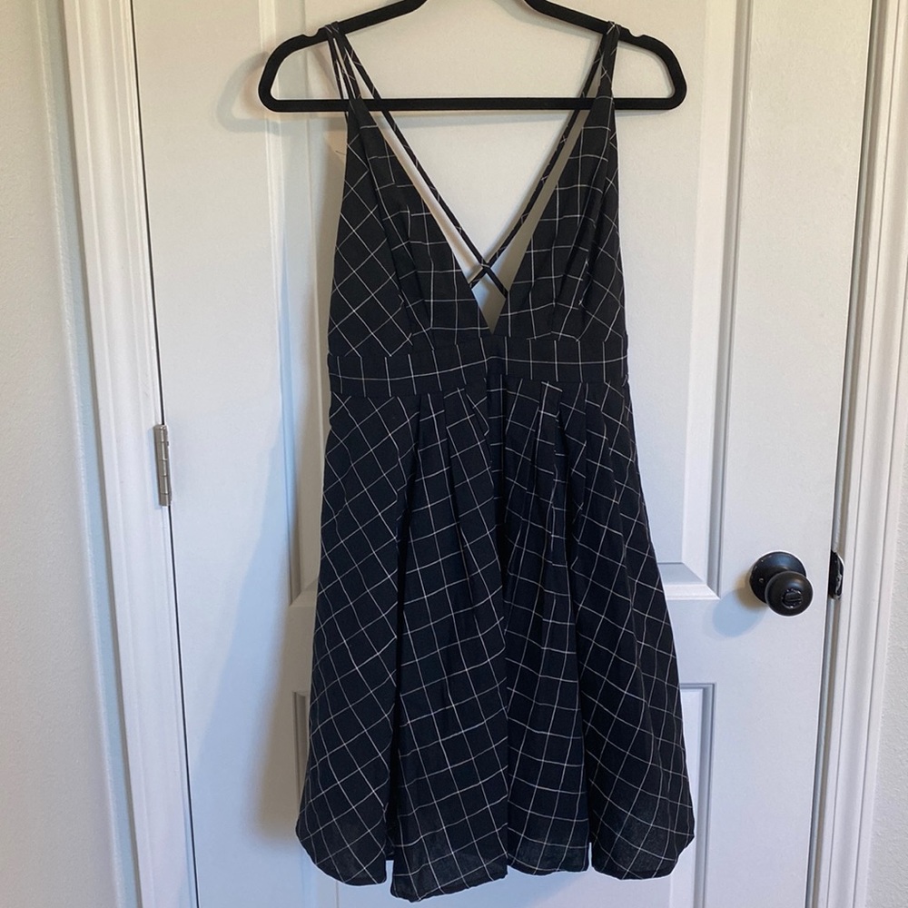 Black& white crisscross back dress